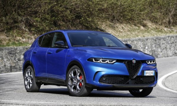 Смели форми и семейно усещане носи Alfa Romeo Tonale , компактният SUV на компанията Biscione. Двигателят е 1.6 четирицилиндров със 130 к.с., комбиниран с шестстепенна автоматична скоростна кутия с двоен съединител. Разходът е 5,3 л/100 км – перфектно.
Автомобилът ускорява от 0 до 100 км/ч за 10,2 секунди и достига 194 км/ч. Максималният обем на багажника е 500 литра . Има две нива на оборудване: Sprint започва от ценова листа от 39 350 евро , докато Veloce отива на 44 850 евро .
